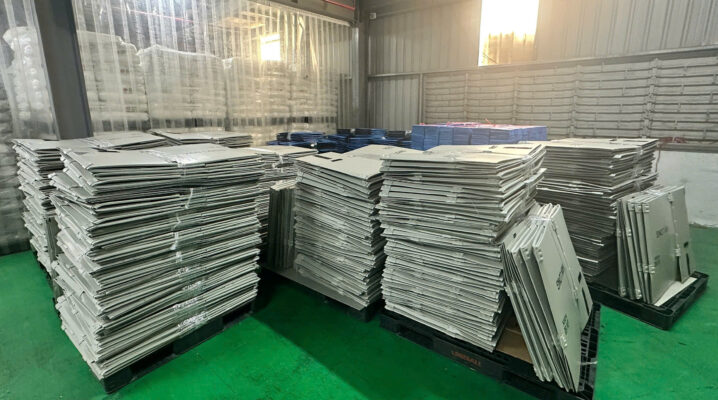 Thùng Danpla gấp phẳng xếp chồng trong kho nhà máy