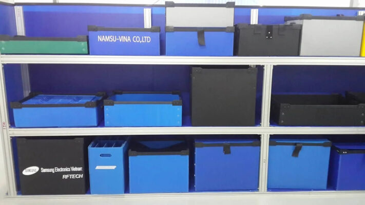 Thùng nhựa danpla xếp gọn gàng trong kho để tái sử dụng