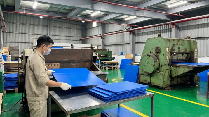 Gia công cắt gấp tấm nhựa Danpla theo yêu cầu tại nhà máy SAM